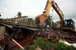 Petugas Bangun Jembatan Pengganti Cibaruyan