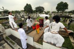 Pertunjukan Tari di Makam Charles Prosper Wolff