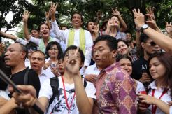 Lambaikan Salam Tiga Jari, Jokowi Lepas Mudik Gratis