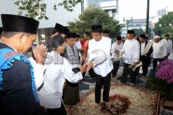 Gubernur DKI Joko Widodo Shalat Idul Fitri di Halaman Balaikota