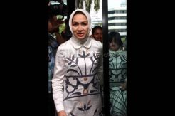 Airin Rachmi Diany Jenguk Suami di KPK