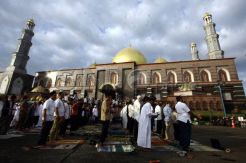 Ribuan Umat Muslim Laksanakan Shalat Ied di Masjid Kubah Emas Depok