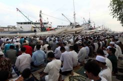 Ribuan Umat Muslim Laksanakan Shalat Ied di Pelabuhan Sunda Kelapa