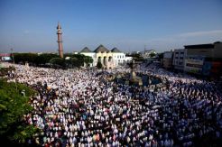 Ribuan Umat Muslim Sholat Ied di Masjid Agung Palembang