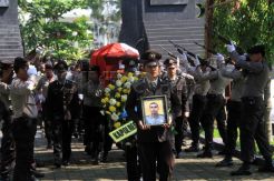 Pemakaman Briptu Anumerta Yoga di TMP Giri Tunggal