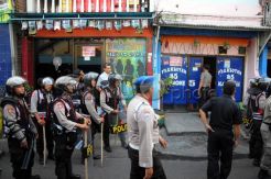Petugas Gabungan Razia Kawasan Dolly