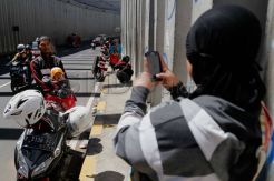Lepas Lelah, Pemudik Sepeda Motor Ber-selfie Ria
