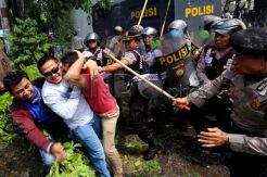 Demonstran Bentrok dengan Polisi di Depan KPU Jatim