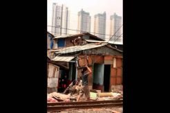 Pembongkaran Bangunan Liar di Pinggir Rel Tanah Abang