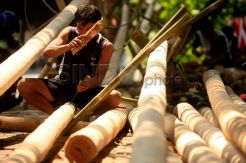 Pengrajin Batang Pohon Pinang