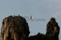 Highline di Tebing Karang Penganten