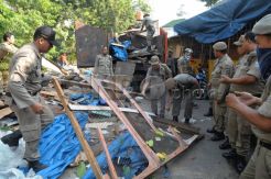 Ratusan Lapak di Jembatan Hitam Jatinegara Ditertibkan