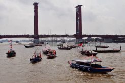 Lomba Getek Hias di Sungai Musi