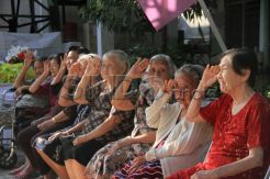 Para Lansia Rayakan HUT RI