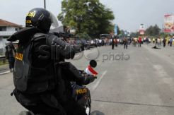 Petugas Bubarkan Massa Terkait Sengketa Pilpres 2014