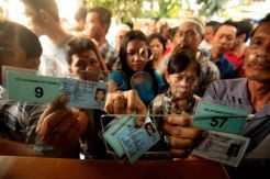 Operasi Binduk, Warga Pendatang Antre Urus KTP
