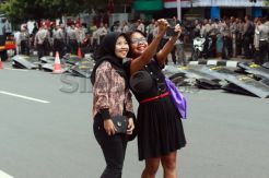 Sidang Putusan MK, Karyawan Berselfie Ria