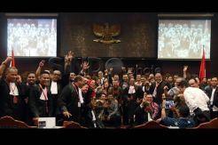 MK Tolak Gugatan Prabowo, Tim Pengacara Jokowi Salam Tiga Jari