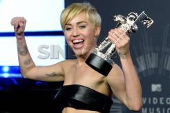 Miley Cyrus Raih Video of The Year