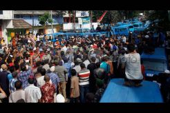 Ratusan Angkutan Kota Blokade Jalan di Malang