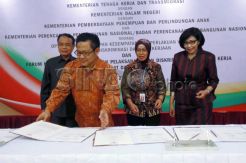 Menakertrans Tandatangani MOU Kesetaraan Gender