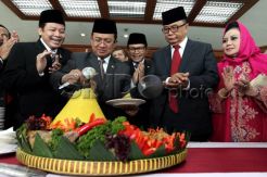 Potong Tumpeng HUT DPR-RI ke-69