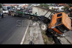 Truk Kontainer Tabrak Pembatas Jalan di Pelabuhan Tanjung Emas