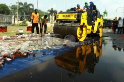 Kejari Palembang Musnahkan Ribuan Botol Minuman Keras dan Uang Palsu