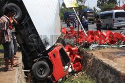 Truk Bermuatan Bir Terperosok di Jalur Pantura