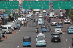Tak Takut Denda, Puluhan Mobil Tetap Parkir di Bahu Jalan Pramuka