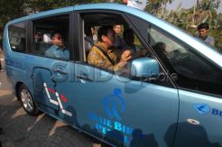Ahok Resmikan Taksi Khusus Difabel