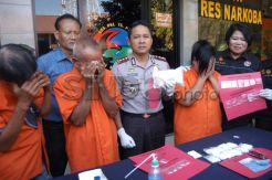 Polres Pelabuhan Tanjung Perak Tangkap Keluarga Pengedar Sabu