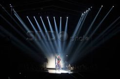 Tampil Menggoda, Rita Ora Cubit Pinggul Model Pria di Konser Fashion Rock 2014