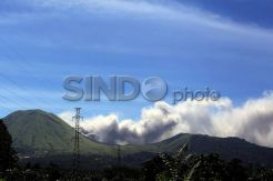 Gunung Lokon Meletus