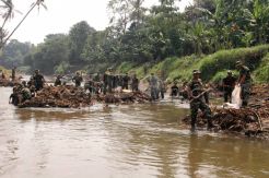 Prajurit TNI AU, AD dan AL Kompak Bersihkan Kali Ciliwung
