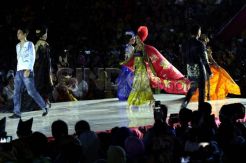 Peragaan Busana Priscilla Saputro dan Irma Lumiga Tutup Pagelaran Banyuwangi Batik Festival