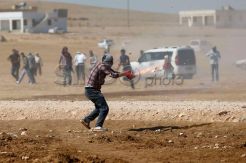 Pengungsi Kurdi Bentrok dengan Tentara Turki