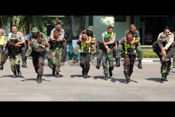 Bangun Kekompakan TNI-Polri Dengan Balap Gendong