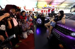 Aksi Model Seksi Jadi Bidikan Kamera Pengunjung IIMS 2014