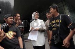 Airin Jenguk Suami di Rutan KPK