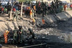 Bersih-Bersih Kanal Sambut HUT TNI ke-69