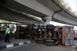 Truk Terguling di Flyover Matraman