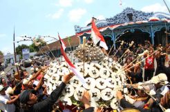 Berebut Gunungan Grebeg Besar di Keraton Surakarta