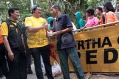 Ribuan Kantung Daging Dibagikan AGP di SCBD