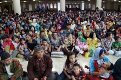 Masjid Agung Bandung Bagikan 3000 Kantong Daging Kurban