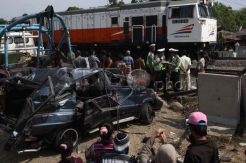 Mobil Kijang Tertabrak Kereta, Lima Orang Tewas