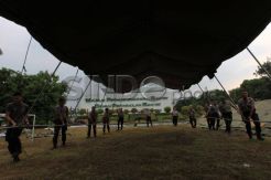 Petugas Dirikan Tenda di Kompleks Parlemen Jelang Pelantikan