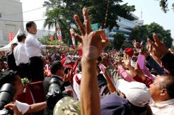 Salam Tiga Jari Jokowi-JK dari Kereta Kuda