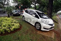 Hindari Demo Buruh, Mobil Putar Balik di Taman Pembatas Jalan