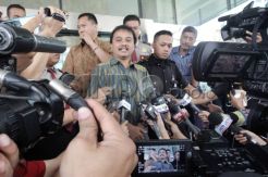 Roy Suryo Jenguk Andi Mallarangeng